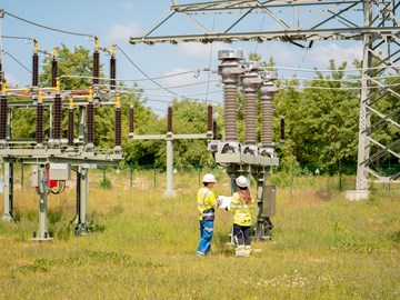 Ingenieure in einem Umspannwerk Ingenieure in einem Umspannwerk