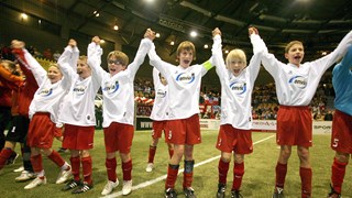 Jubelnde Fußball-Jugendmannschaft in weißen Trikots mit enviaM-Logo Jubelnde Fußball-Jugendmannschaft in weißen Trikots mit enviaM-Logo