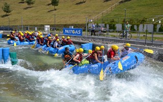 Spannende Duelle beim MITGAS Schüler Rafting Spannende Duelle beim MITGAS Schüler Rafting