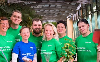 Projektteilnehmer in enviaM T-Shirts mit der Aufschrift Menschen machen's möglich Projektteilnehmer in enviaM T-Shirts mit der Aufschrift Menschen machen's möglich