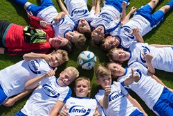 Junge Fußballspieler im enviaM-Trikot zeigen ihre Zustimmung Junge Fußballspieler im enviaM-Trikot zeigen ihre Zustimmung