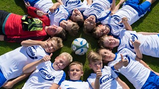 Junge Fußballspieler im enviaM-Trikot zeigen ihre Zustimmung Junge Fußballspieler im enviaM-Trikot zeigen ihre Zustimmung