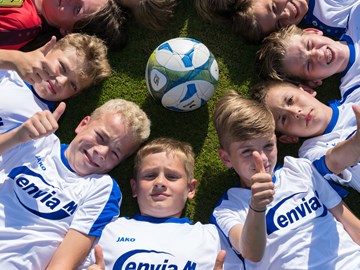 Junge Fußballspieler im enviaM-Trikot zeigen ihre Zustimmung Junge Fußballspieler im enviaM-Trikot zeigen ihre Zustimmung