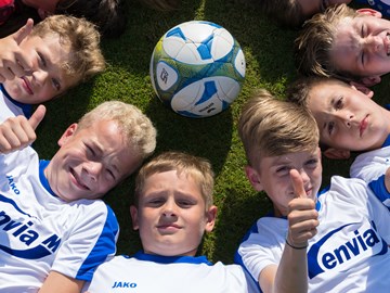 Junge Fußballspieler im enviaM-Trikot zeigen ihre Zustimmung Junge Fußballspieler im enviaM-Trikot zeigen ihre Zustimmung