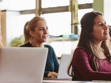Schüler folgen aufmerksam dem Unterricht in einer Schulklasse Schüler folgen aufmerksam dem Unterricht in einer Schulklasse