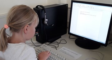 Kind am PC erstellt Schülerzeitung Kind am PC erstellt Schülerzeitung