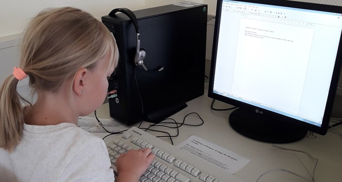Kind am PC erstellt Schülerzeitung Kind am PC erstellt Schülerzeitung
