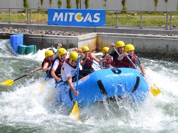 Ein Team beim MITGAS Schüler-Rafting im Kampf mit den Wellen Ein Team 2012 beim MITGAS Schüler-Rafting im Kampf mit den Wellen