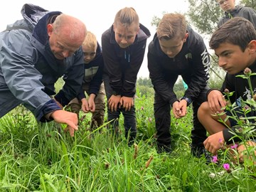 Natur- und Umweltzentrum Vogtland e. V. Mann erklärt fünf Kindern Flora und Fauna