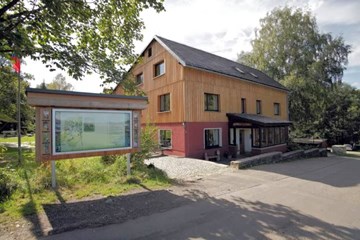 Naturschutzzentrum Erzgebirge Naturschutzzentrum Erzgebirge mit einer Informationstafel im Vordergrund