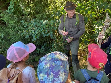 Naturschutzzentrum Erzgebirge Naturschutzzentrum Erzgebirge, ein Mann erklärt einer Kindergruppe Pflanzen