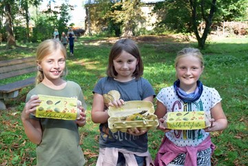 Naturwerkstatt Schochwitz 3 Mädchen mit ihren Waldschatzkisten in der Naturwerkstatt Schochwitz
