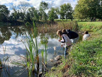 Schulbauernhof Othal Schulbauernhof Othal, Kinder an einem Teich