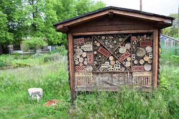 Ökostation Neugattersleben großes Insektenhotel in der Ökostation Neugattersleben