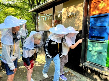 Ökostation Neugattersleben Ökostation Neugattersleben, vier Kinder an einem Bienenstock