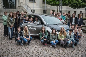 Elektroauto auf dem Schulhof Elektroauto auf dem Schulhof