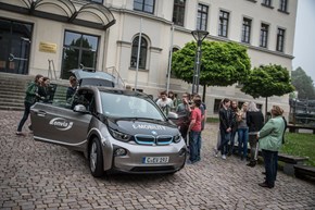 Elektroauto auf dem Schulhof Elektroauto auf dem Schulhof