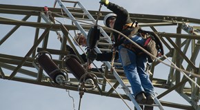 Monteur installiert auf einem Freileitungsmast einen Sensor für das ASTROSE-Projekt von MITNETZ STROM Monteur installiert auf einem Freileitungsmast einen Sensor für das ASTROSE-Projekt von MITNETZ STROM