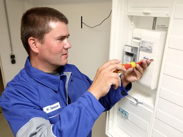 Monteur installiert ein Smart Meter Monteur installiert ein Smart Meter