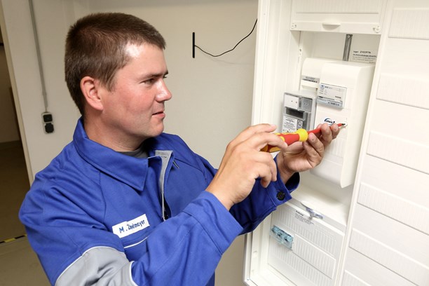 Monteur installiert ein Smart Meter Monteur installiert ein Smart Meter