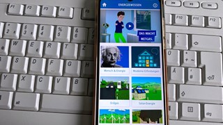 Smartphone auf Tastatur mit App Energiewissen Smartphone auf Tastatur mit App Energiewissen