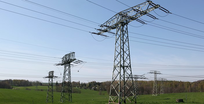 Strommasten auf grüner Wiese Strommasten auf grüner Wiese
