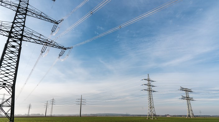 Stromnetz auf grüner Wiese Stromnetz auf grüner Wiese