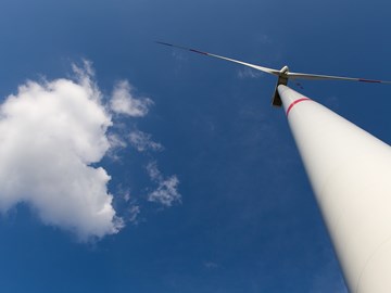 Windkraftanlage vor blauem Himmel mit Wolke im Windpark Briesensee Windkraftanlage vor blauem Himmel mit Wolke im Windpark Briesensee