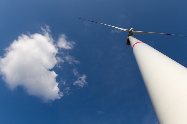 Windkraftanlage vor blauem Himmel mit Wolke im Windpark Briesensee Windkraftanlage vor blauem Himmel mit Wolke im Windpark Briesensee