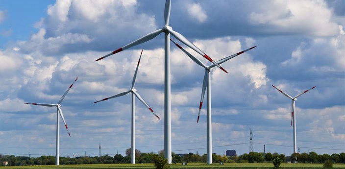 Windräder auf einer Wiese Windräder auf einer Wiese