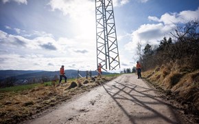 Aufstellen eines Strommastes Aufstellen eines Strommastes