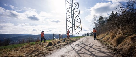 Aufstellen eines Strommastes Aufstellen eines Strommastes