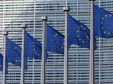 EU-Fahnen wehen vor Gebäude EU-Fahnen wehen vor Gebäude