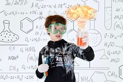 Junge experimentiert Junge experimentiert
