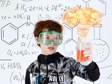 Junge experimentiert Junge experimentiert