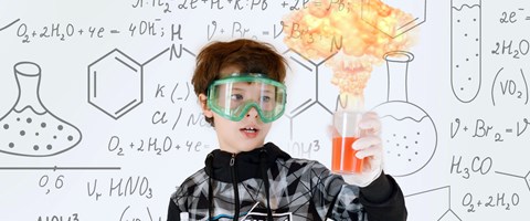 Junge experimentiert Junge experimentiert