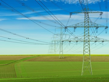 Versorgungssicherheit Strommasten auf einem Feld