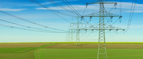 Versorgungssicherheit Strommasten auf einem Feld