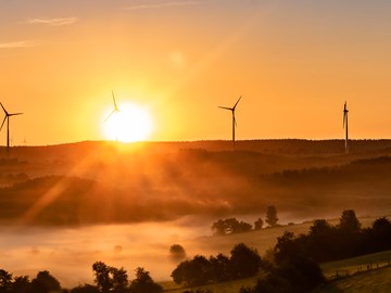 Windräder im Sonnenaufgang Windräder im Sonnenaufgang