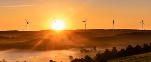 Windräder im Sonnenaufgang Windräder im Sonnenaufgang