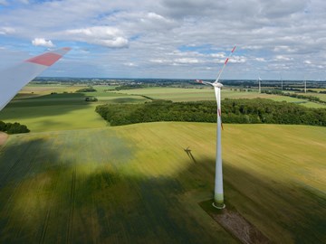 Landschaft mit Windpark aus der Höhen-Perspektive der Windturbine Landschaft mit Windpark aus der Höhen-Perspektive der Windturbine